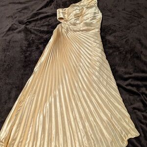 Elegant Gold One-Shoulder Pleated Dress